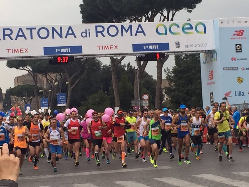 La solita gigantesca festa per i 55mila della Maratona di Roma. La pioggia non ha sciupato nulla